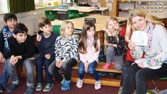 Frauke Schmidt von der Biologischen Station Osterholz zeigte den Kindern der 3. Klasse der Beethovenschule Bilder mit Insekten, die die Kinder benennen sollten. Foto: mr