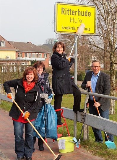 Von links: Petra Rabba (IRB), Gudrun Wulfhorst und Bürgermeisterin Susanne Geils und Axel Schäfer
