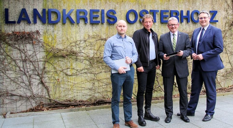 Am 1. April 2019 startet eine neue Umfrage zum Thema Wirtschaftsförderung im Landkreis Osterholz. Emanuel Hesse und Professor Dr. Jürgen Stember von der Hochschule Harz sowie Landrat Bernd Lütjen und Marco Prietz (von links), Leiter des Amtes für Kreisentwicklung, stellten das Projekt vor. Foto: lse