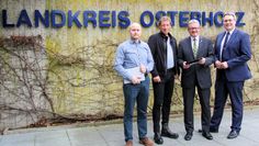 Am 1. April 2019 startet eine neue Umfrage zum Thema Wirtschaftsförderung im Landkreis Osterholz. Emanuel Hesse und Professor Dr. Jürgen Stember von der Hochschule Harz sowie Landrat Bernd Lütjen und Marco Prietz (von links), Leiter des Amtes für Kreisentwicklung, stellten das Projekt vor. Foto: lse