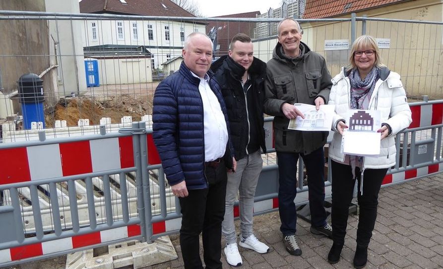 Lars Kattau, Milan Kattau, Stefan Kamischow und Sabine Kattau (v.li.) präsentieren die alte und die geplante, neue Fassade.  Foto: hc