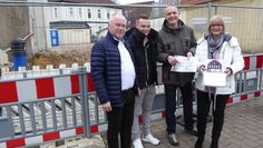 Lars Kattau, Milan Kattau, Stefan Kamischow und Sabine Kattau (v.li.) präsentieren die alte und die geplante, neue Fassade.  Foto: hc