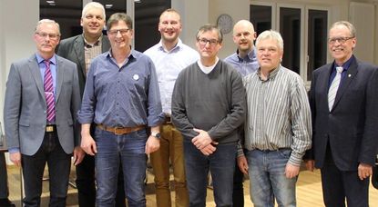 Das Personalkarussel dreht sich: Gemeindedirektor Gerhard Kahrs (links) und Bürgermeister Reinhard Aufdemkamp (rechts) verabschiedeten die Ratsherren Andreas Koy (2. v. links) und Bernd Borchers (4. v. rechts). Neu in den Gemeinderat rückten Andre Mombauer (4. v. links) und Kai Oevermann (3. v. rechts) nach. Mit auf dem Foto Lüder Müller (3. v. links) und Bernd Schleßelmann (2. v. rechts) und  Foto: ue