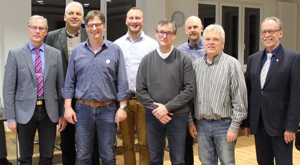 Das Personalkarussel dreht sich: Gemeindedirektor Gerhard Kahrs (links) und Bürgermeister Reinhard Aufdemkamp (rechts) verabschiedeten die Ratsherren Andreas Koy (2. v. links) und Bernd Borchers (4. v. rechts). Neu in den Gemeinderat rückten Andre Mombauer (4. v. links) und Kai Oevermann (3. v. rechts) nach. Mit auf dem Foto Lüder Müller (3. v. links) und Bernd Schleßelmann (2. v. rechts) und  Foto: ue