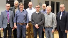 Das Personalkarussel dreht sich: Gemeindedirektor Gerhard Kahrs (links) und Bürgermeister Reinhard Aufdemkamp (rechts) verabschiedeten die Ratsherren Andreas Koy (2. v. links) und Bernd Borchers (4. v. rechts). Neu in den Gemeinderat rückten Andre Mombauer (4. v. links) und Kai Oevermann (3. v. rechts) nach. Mit auf dem Foto Lüder Müller (3. v. links) und Bernd Schleßelmann (2. v. rechts) und  Foto: ue
