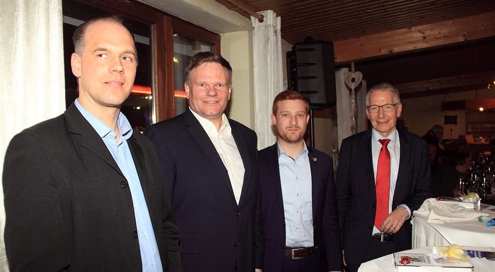 Patrick Bardenhagen (v.l.), Gunnar Dücker, Dirk-Frederik Stelling und Dirk-Ulrich Mende informierten und diskutierten mit Besuchern über die Straßenausbaubeiträge.  Foto: ls