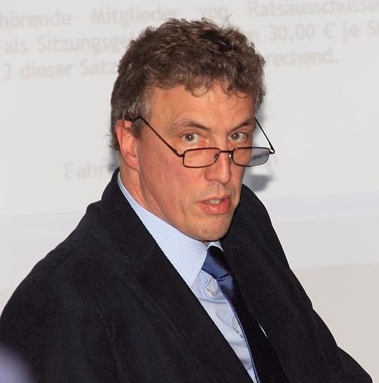 Samtgemeindebürgermeister Stephan Meyer versuchte das Thema Abwasser aus der letzten Sitzung herauszuhalten, weil dieses nicht auf der Tagesordnung stand.  Foto: ls