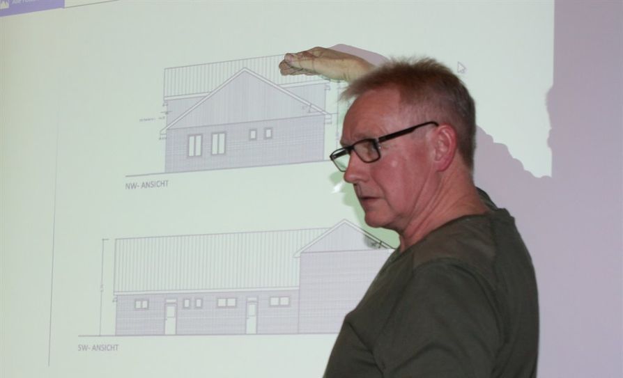 Ortsbrandmeister Heinz Lührs erläuterte die Planung des neuen Feuerwehrhauses.  Foto: sla
