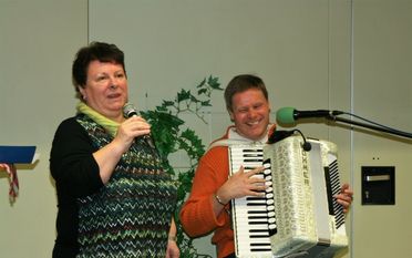 Renate Kiekebusch und Thomas Sölter bescherten den rund 130 Gästen einen kurzweiligen Vormittag.  Foto: sla