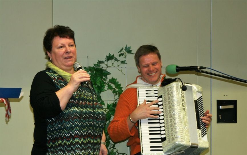 Renate Kiekebusch und Thomas Sölter bescherten den rund 130 Gästen einen kurzweiligen Vormittag.  Foto: sla