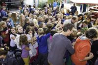 Für die Kinder ist der Eröffnungstag das Highlight: Hier verteilen Rats- und WIR-Mitglieder kostenlose Fahrchips für den Frühjahrsmarkt. Fotos: mb