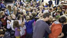 Für die Kinder ist der Eröffnungstag das Highlight: Hier verteilen Rats- und WIR-Mitglieder kostenlose Fahrchips für den Frühjahrsmarkt. Fotos: mb