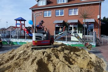 Der Minibagger ist jedes Jahr ein großer Spaß für Groß und Klein. Fotos: khe