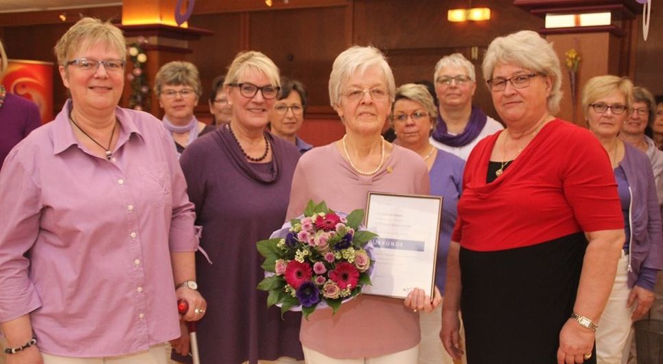 Eines der Gründungsmitglieder war Gertrud Klages. Für ihre 60jährige Mitgliedschaft wurde sie mit einer Ehrennadel vom Chorverband Niedersachsen Bremen ausgezeichnet.  Foto: im