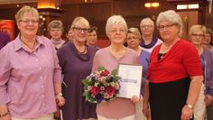 Eines der Gründungsmitglieder war Gertrud Klages. Für ihre 60jährige Mitgliedschaft wurde sie mit einer Ehrennadel vom Chorverband Niedersachsen Bremen ausgezeichnet.  Foto: im