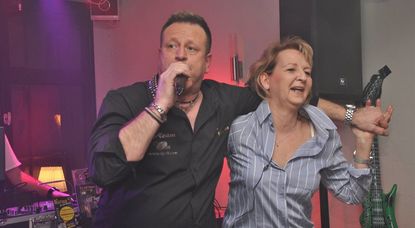 Musiker zum Anfassen - das erlebt Mann und Frau beim Nighttrain in Bremervörde. Foto: uml