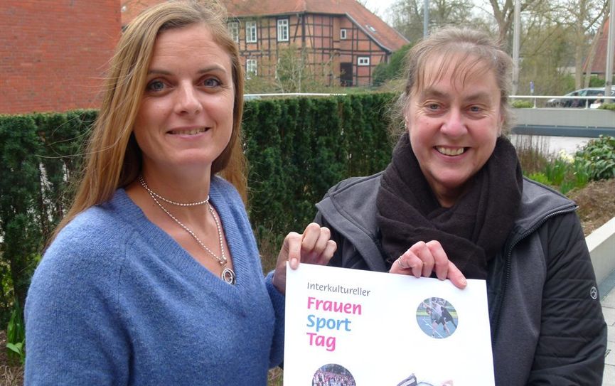 Sandra Pragmann, Koordinierungsstelle für ehrenamtliche Arbeit, und Susanne Kuppler, Kreissportbund, freuen sich auf viele Teilnehmerinnern am interkulturellen Frauensporttag. Foto: eb