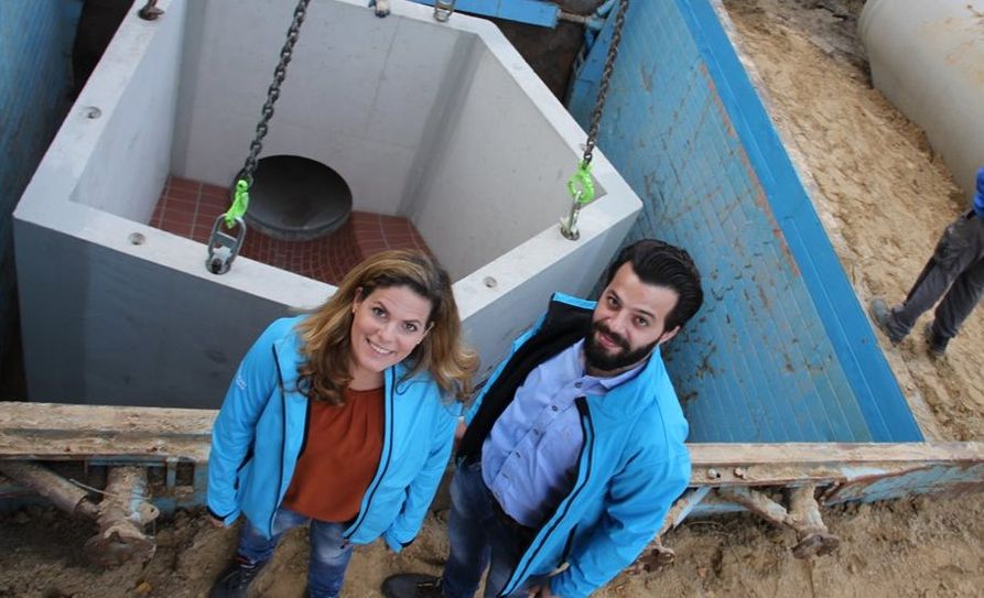 Das Archivbild zeigt Kerem Aba (rechts) zusammen mit Daniela Rahn (Leiterin Entwässerung bei den Osterholzer Stadtwerken) bei dem am 11. September 2018 eingebauten Schacht im Rahmen des Generalentwässerungsplans an der Kreuzung Auf der Horst / Ahrensfelder Damm. In dem Bereich wurden Kanalrohre von bis zu einem Meter Durchmesser verlegt. Foto: Osterholzer Stadtwerke