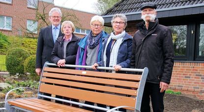 Reinhard Kock (links), Bürgermeister der Samtgemeinde Hambergen, freut sich über die von den „Kümmerern“ finanzierte Bank vor dem Rathaus. Das Lenkungsteam der Gruppe bilden Hartmut Pukies, Liane Hudalla und Margrit Kluge sowie die Kassenverantwortliche Waltraud Laue (von rechts). Foto: lse