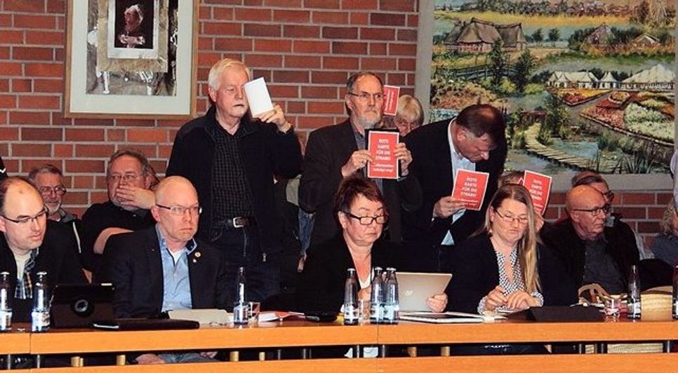 Bürger zeigten ihre Meinung zur „Strabs“ und wurden für ihre Meinungskundgebung während der Ratssitzung vom Ratsvorsitzenden ermahnt.  Foto: ls