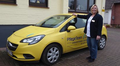 Renate Dauod koordiniert im Büro die Einsätze ihres Pflegeteams. Foto: hc