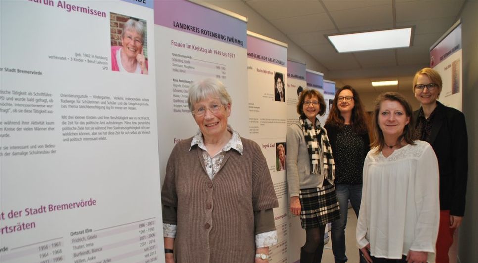 Eine der in der Wanderausstellung porträtierten Frauen, Gudrun Algermissen (links) im Gespräch im Frauenzimmer Bremervörde. Foto: uml