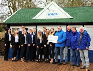 Die neun Auszubildenden des zweiten Lehrjahres der Volksbank Osterholz Bremervörde bedankten sich beim NABU mit einem Spendenscheck. Foto: lse