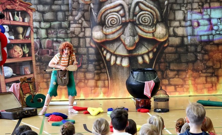 Das Nimmerland Theater war mit dem Theaterstück „Auf Teufel komm raus gegen Zahlen“ in der Menckeschule in Osterholz-Scharmbeck zu Gast, gesponsert vom Rotary Club.  Foto: Rolf Matthes