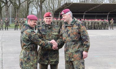 Der traditionelle Händeschlag nach der Ablösung: Oberst Christian von Blumröder, Kommandeur des Fallschirmjägerregimentes 31 (Mitte), verabschiedete seinen Stellvertreter Oberstleutnant Oliver Henkel (li.) und übergab dessen Kommando an Oberstleutnant Ulrich Meyfeld.  Foto: ue