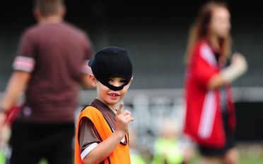 Im Fußballcamp werden die Kinder in zwei Trainingseinheiten von qualifierten Jugendtrainern des FC St. Pauli trainiert. Foto: eb