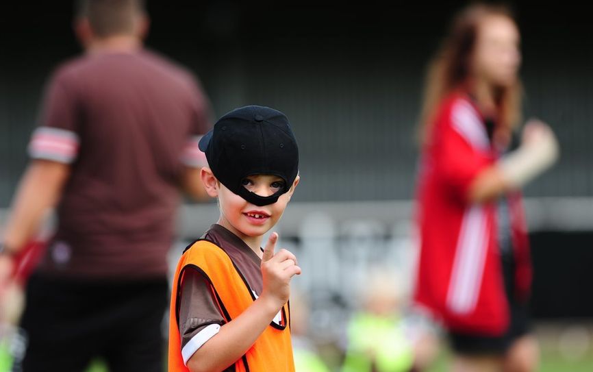 Im Fußballcamp werden die Kinder in zwei Trainingseinheiten von qualifierten Jugendtrainern des FC St. Pauli trainiert. Foto: eb