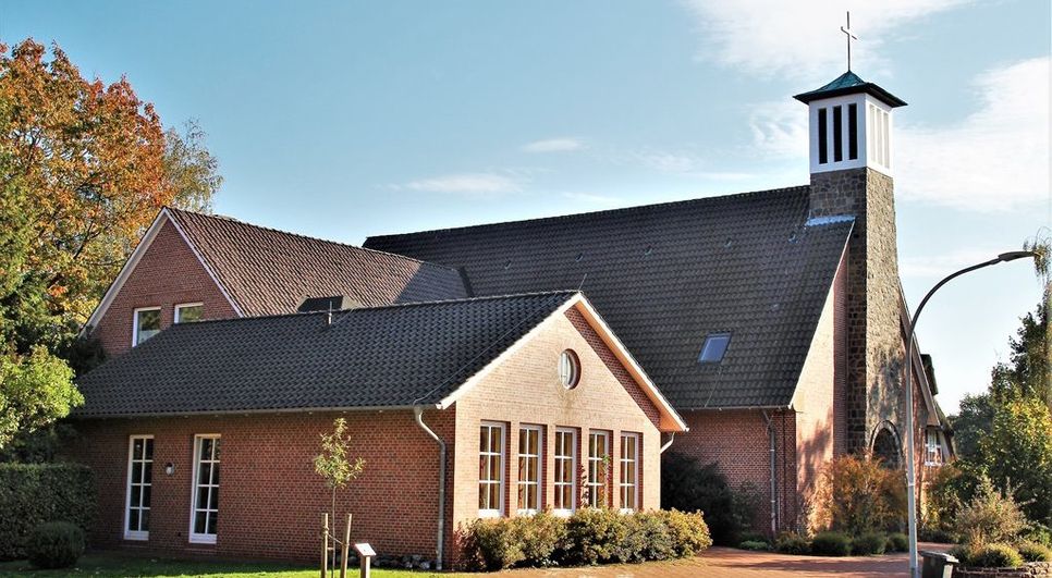 Die Findorff-Kirche in Iselersheim mit dem daneben errichteten Pastorenhaus. Foto: eb
