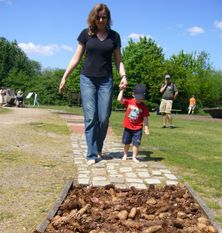 In der Welt der Sinne werden alle Sinne angesprochen. Ein Spaß für Groß und Klein ist der Barfußpfad. Foto: N&E