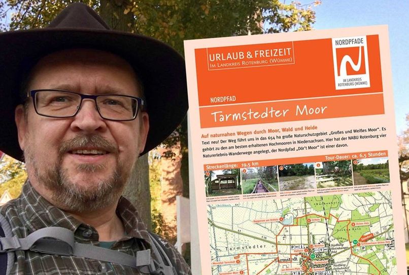 Der Bremer Wanderklaus mit der Infotafel vom Nordpfad Tarmstedter Moor. Foto: eb