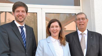 Der scheidende Hauptgeschäftsführer der Kreishandwerkerschaft Elbe-Weser, Eginhard Engelke (rechts), und seine Nachfolgerin Yana Arbeiter. Links Geschäftsführer Ante Brekenfeld. Foto: ui