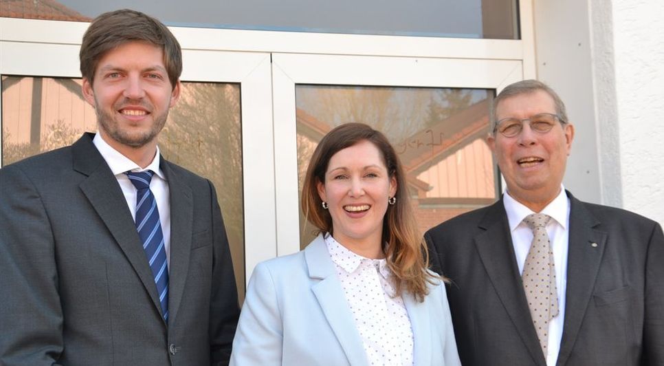 Der scheidende Hauptgeschäftsführer der Kreishandwerkerschaft Elbe-Weser, Eginhard Engelke (rechts), und seine Nachfolgerin Yana Arbeiter. Links Geschäftsführer Ante Brekenfeld.  Foto: ui