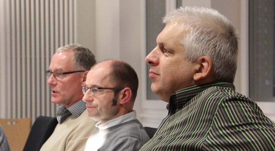 Gemeindedirektor Gerhard Kahrs und Bauamtsleiter Jan Postels, hier zusammen mit Ordnungsamtsleiter Andreas Koy (v.l.), gaben zu den verschiedenen Tagesordnungspunkten  der Sitzung des Bau- und Planungsausschussses - wenn gewünscht - weiterführende Erläuterungen.  Foto: ue