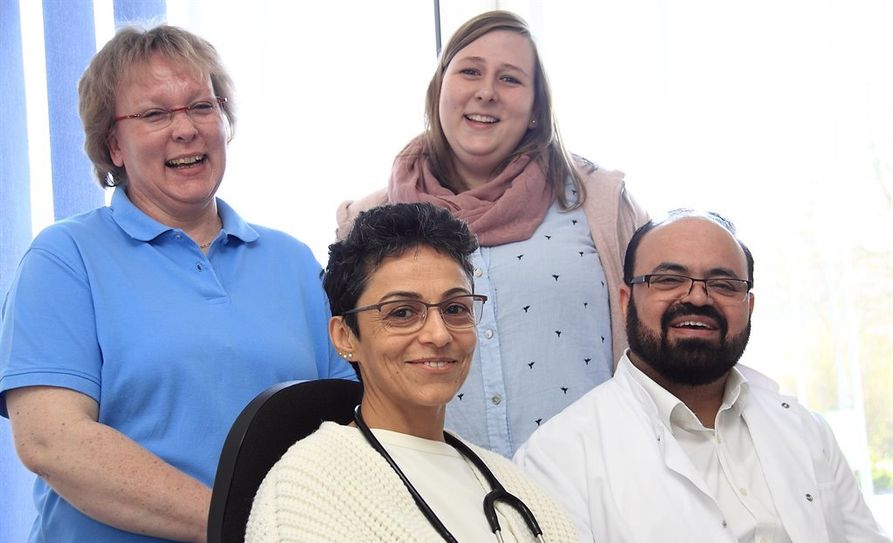 Die Allgemein-Mediziner Fariha Sarwary (vorn l.) und Hekmatulla Afzali sowie Ina Marzog (l.) und Liesbeth Viebrock decken ab sofort die ärztliche Versorgung in Kutenholz ab.  Foto: ls