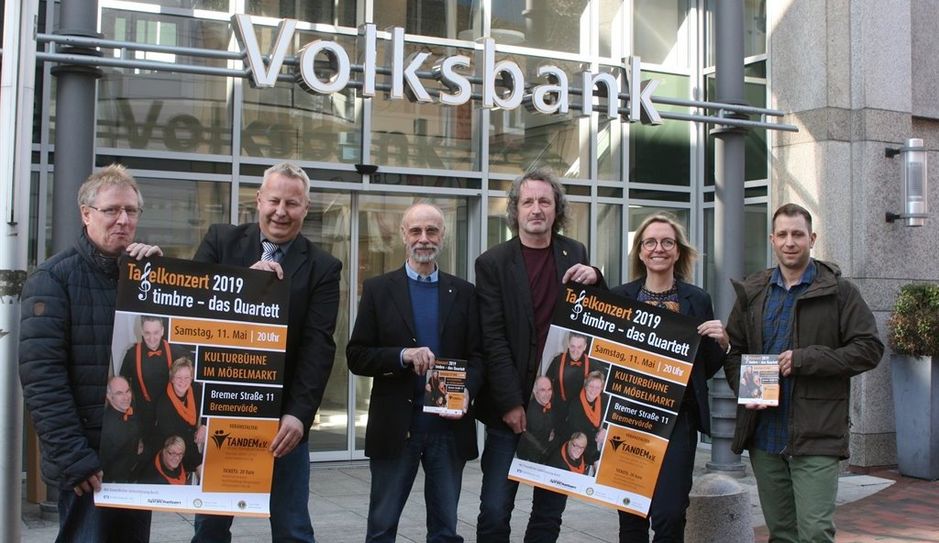 Sie freuen sich auf die 13. Auflage des Bremervörder Tafelkonzerts: Udo Driftmann von der Bremervörder Tafel, Bernd Gooßen vom Autohaus Spreckelsen, Lionspräsident Diether Wolff, Andreas von Glahn vom Tandem, Volksbank-Filialleiterin Ulrike Schloen und Rotarier Thomas Kosch.  Foto: sla