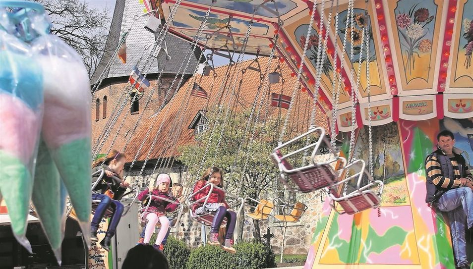 Bürgermeister Reinhard Aufdemkamp verteilt gratis Lose an die Kinder.