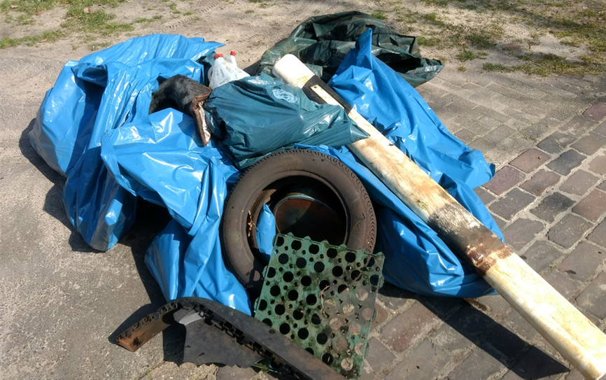 Autoreifen, Begrenzungspfähle, Plastik und jede Menge Flaschen sammelten die Müllsammler aus den Hammewiesen. Foto: eb