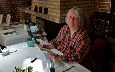 Moorkrimiautorin Ingrid Pfeiffer las aus ihren Moorkrimis. Foto: eb