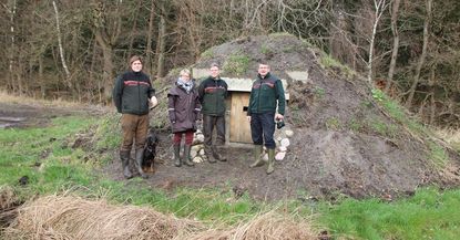Hauke Klattenberg, Sarina Pils, Siegfried Rakowitz und Heiko Ehing vor dem neuen Winterquartier für Fledermäuse. 
 Foto: Niedersächsische Landesforsten