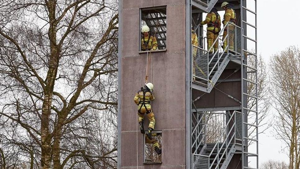 Freiwillige Feuerwehr Osterholz-Scharmbeck am Übungsturm in neuer Einsatzkleidung.  Foto: eb