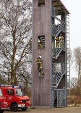 Freiwillige Feuerwehr Osterholz-Scharmbeck am Übungsturm in neuer Einsatzkleidung.  Foto: eb