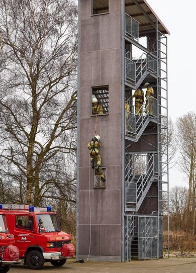 Freiwillige Feuerwehr Osterholz-Scharmbeck am Übungsturm in neuer Einsatzkleidung.  Foto: eb