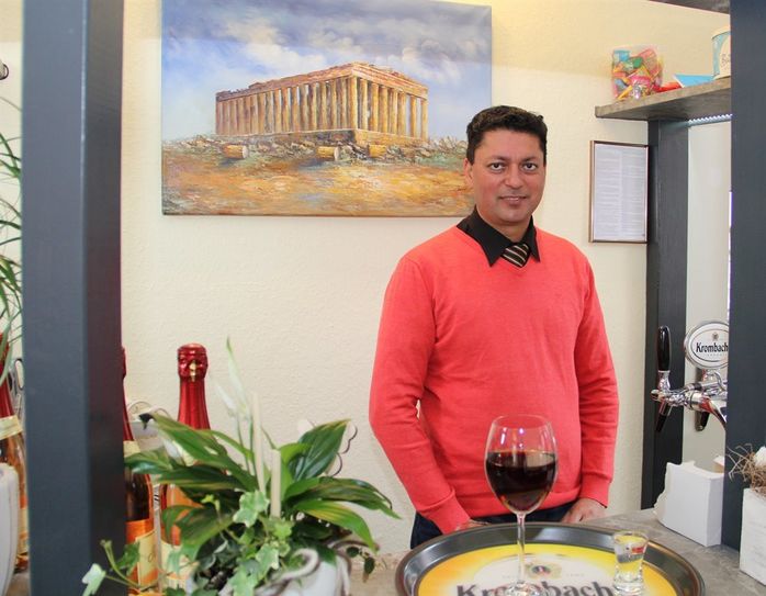 Freut sich über den großen Ansturm zur Eröffnung: Saky Sarao, Inhaber von Sakys Grillhaus, bedankt sich bei allen Kundinnen und Kunden für die herzliche Aufnahme in Gnarrenburg.  Foto: ue