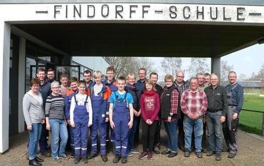 Das Foto zeigt einige fleißige Helfer nach der Mittagsstärkung in der Aula der Schule. Foto: eb
