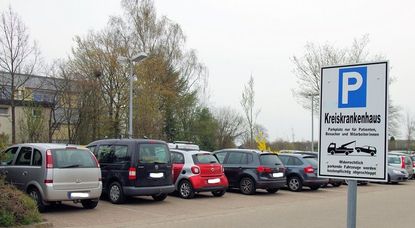 Der Parkplatz südlich des Kreiskrankenhauses soll um eine rund 1.000 Quadratmeter große Fläche erweitert werden. Foto: lse