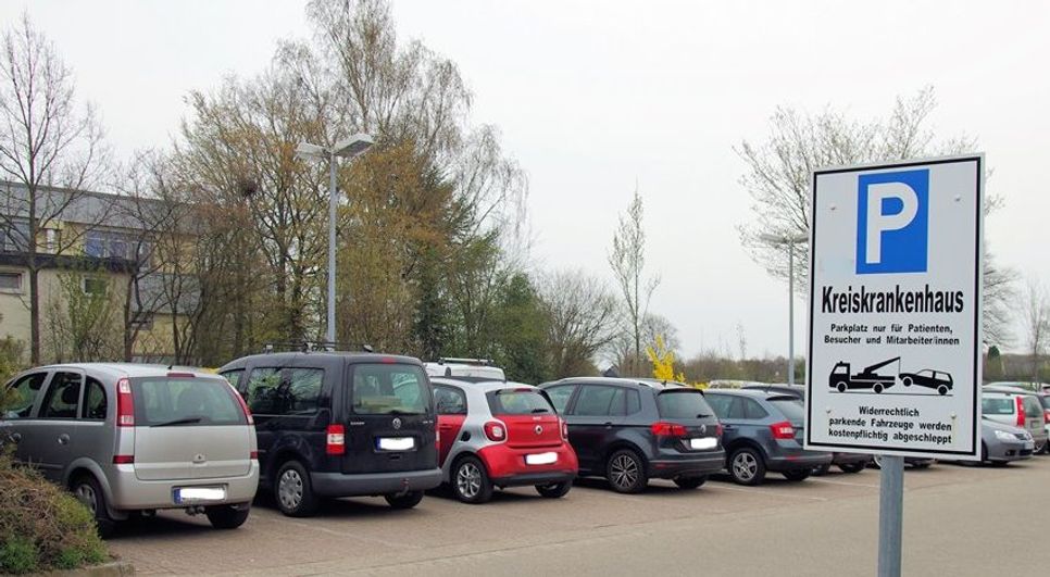 Der Parkplatz südlich des Kreiskrankenhauses soll um eine rund 1.000 Quadratmeter große Fläche erweitert werden. Foto: lse